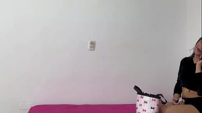 LATINA JOVENCITA LE ES INFIEL A SU ESPOSO Y ES DESCUBIERTA POR SU HIJASTRO Y A CAMBIO DEL SILENCIO LE DA LA MEJOR FOLLADA DEL MUNDO-SEXO DURO-PORNO EN ESPANOL