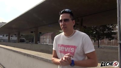 LECHE69 – Madura Española mamando polla a un vagabundo en la calle