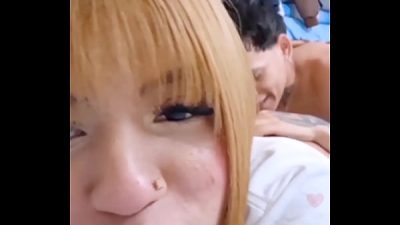 Colegiala rubia venezolana se deja coger en vivo por su novio mientras hace un live de tik tok