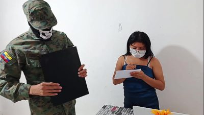 O soldado transou com a vendedora venezuelana pela primeira vez. Ela faz isso para obter benefícios colaterais e curtir sexo no trabalho.