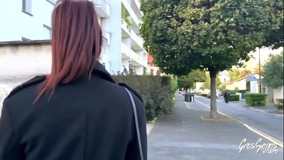 Amy Stone, somptueuse brune, est une pro de la branlette espagnole