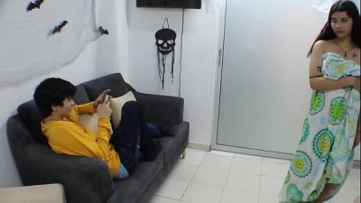 Carlos ya deja de jugar y mejor dejame chuparte la verga – Porno en Español