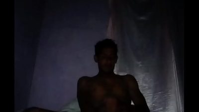 El venezolano Franklyn mostrando un poco de sus privadas partes para gozar bastante. Si gustas puedes mirar