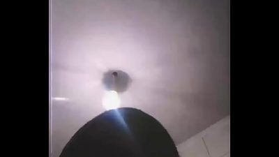 Expuesto!! Famoso cantante venezolano se graba mientras mea