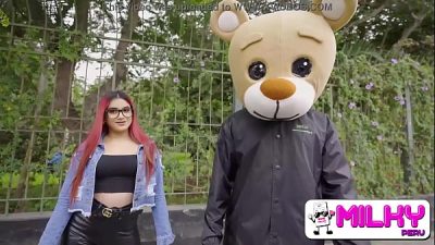 Rosario anda cachonda en la calle y termina follando al Osito Milky… No lo mires si eres sensible!!